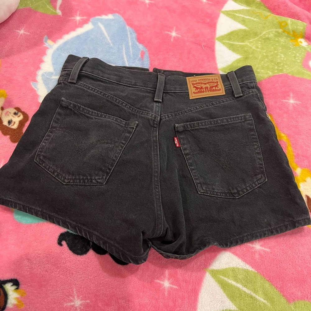 EUC Levi’s High Rise Mom Short Size 27
